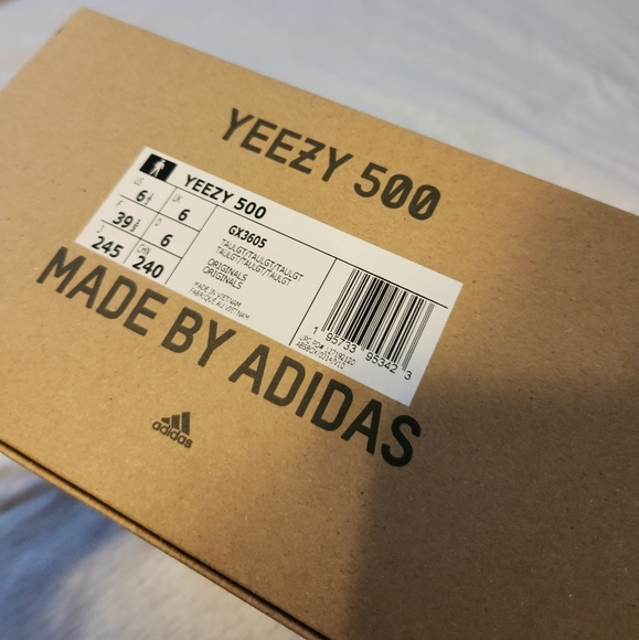 Yeezy 500 - Picture 2 of 4